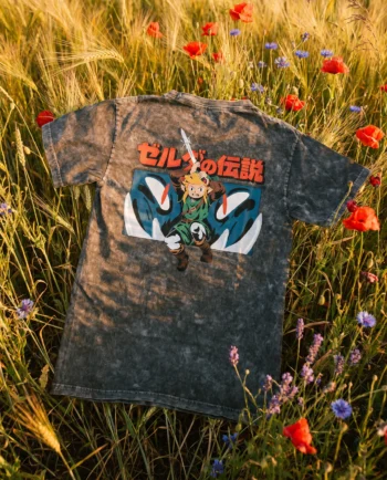 Playera mineral wash gris carbón Link Bootleg ChimChim con tipografía japonesa y espada en DTF textil, hecha en México