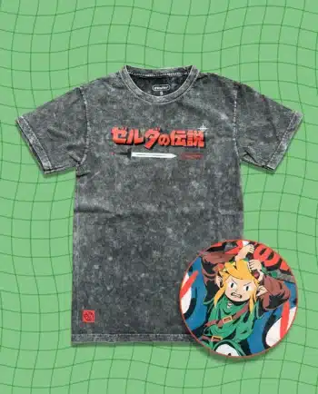 Playera mineral wash gris carbón Link Bootleg ChimChim con tipografía japonesa y espada en DTF textil, hecha en México