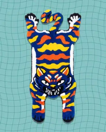 Tapete tufting Tigre Pachón Azul 100x50 cm hecho a mano, silueta de tigre en azul cobalto con rayas naranja y amarillo, pieza 46 ChimChim México